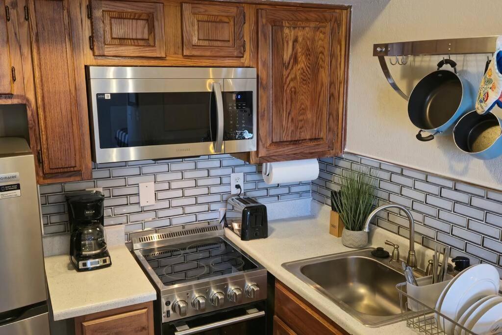 Cozy Updated Cove Of Heaven, 5Mins To Lake Hefner! โอคลาโฮมาซิตี้ ภายนอก รูปภาพ
